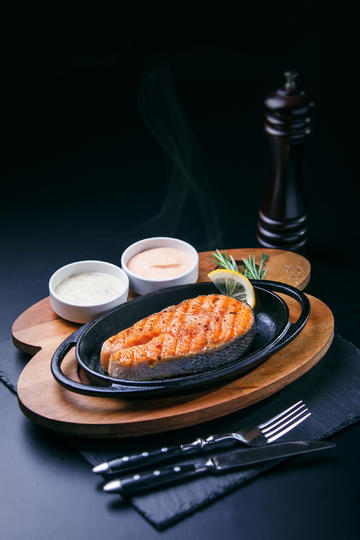 柯基冲着狗肉店狂叫